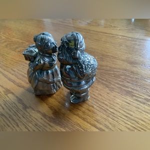 Mr & Mrs Santa Claus Kissing Salt & Pepper Shakers